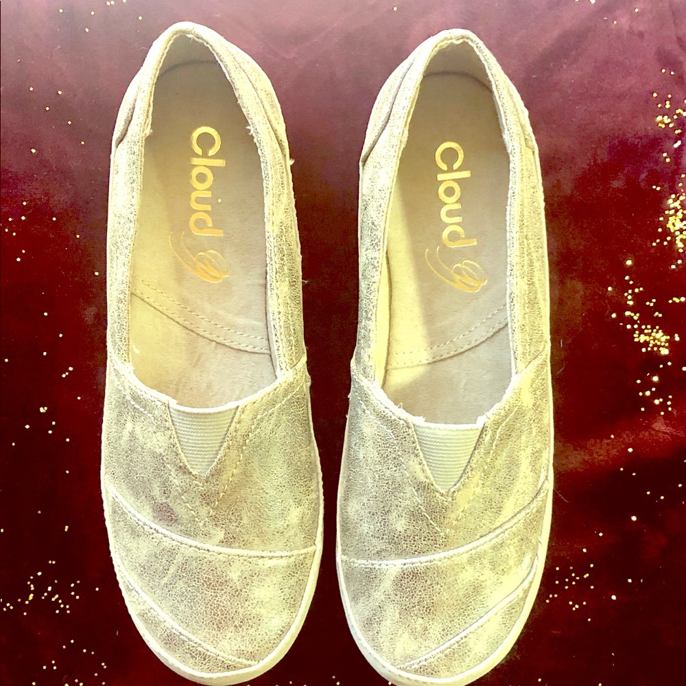 Brand New W/out tags Champagne Leather Cloud9